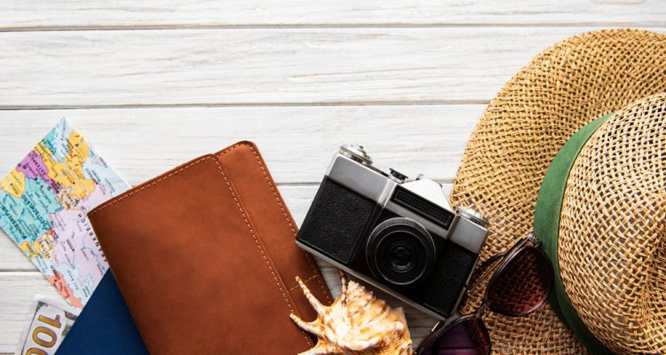 パッキングをこれから行うために道具を並べている